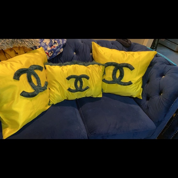 Throw pillows - Picture 2 of 5